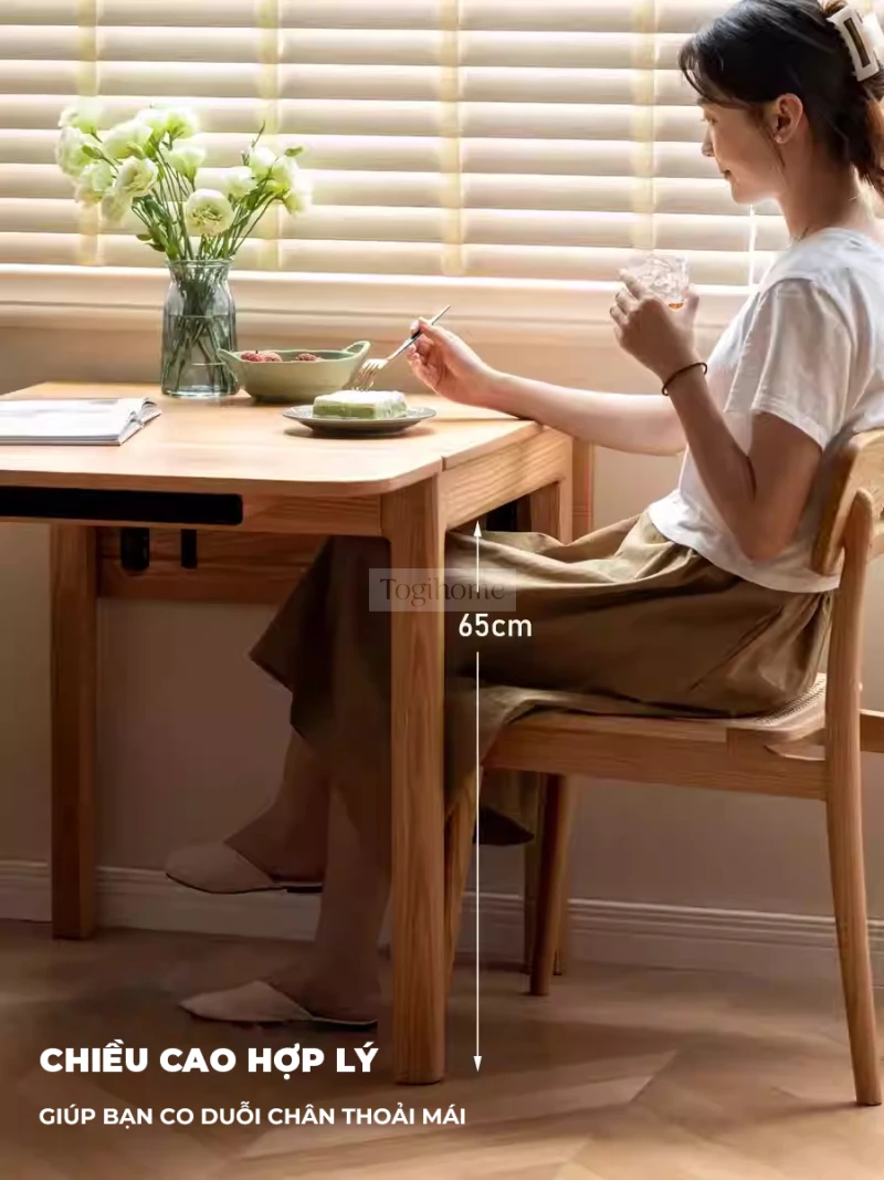 Bàn Ăn Gỗ Tự Nhiên Gấp Mở Linh Hoạt Togismart BA218 thiết kế hiện đại, tiện dụng, dễ dàng mở rộng khi cần và gấp gọn tiết kiệm diện tích. Chất liệu gỗ tự nhiên cao cấp, bền chắc, kết hợp kiểu dáng sang trọng, mang lại sự tiện nghi và điểm nhấn tinh tế cho phòng ăn