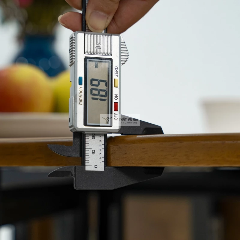 mặt bàn dày dặn của Bàn ăn thông minh gỗ tự nhiên Vũ Gia thiết kế hiện đại, linh hoạt KC87