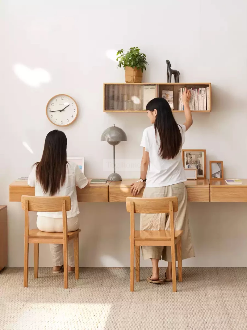 Bàn Học Bàn Làm Việc Gỗ Tự Nhiên BTG 087 sở hữu thiết kế tối giản, hiện đại, làm từ gỗ tự nhiên cao cấp. Bàn thích hợp cho phòng học, phòng làm việc gia đình, tạo không gian ngăn nắp, sang trọng, hỗ trợ tối ưu hiệu quả học tập và làm việc lâu dài.