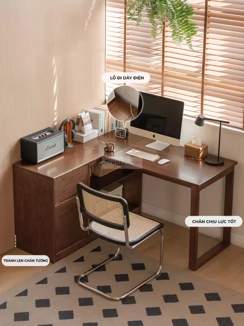Bàn Làm Việc Bàn Học Gỗ Tự Nhiên Kèm Kệ Sách Togismart BTG 072 – Thiết kế thông minh tích hợp kệ sách tiện lợi, chất liệu gỗ tự nhiên bền đẹp. Phù hợp cho cả học tập và làm việc, mang lại không gian ngăn nắp, hiện đại và sang trọng cho mọi căn phòng.