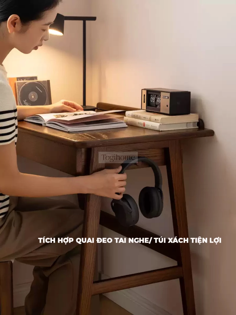 Bàn Làm Việc Bàn Học Gỗ Tự Nhiên Thiết Kế Đơn Giản Togismart BTG 074 – Thiết kế tối giản, nhỏ gọn, phù hợp với không gian hiện đại. Chất liệu gỗ tự nhiên bền đẹp, mang lại cảm giác ấm cúng và tinh tế, lý tưởng cho học tập và làm việc hiệu quả.
