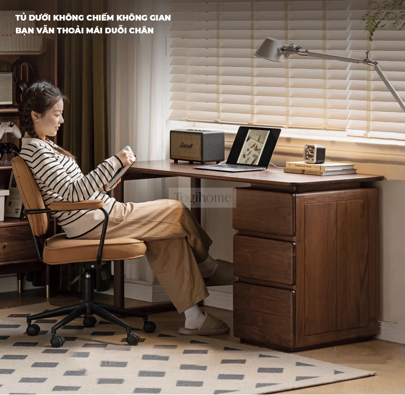 Bàn Làm Việc Bàn Học Gỗ Tự Nhiên Togismart BTG 069 – Thiết kế hiện đại, tối giản, sử dụng gỗ tự nhiên bền bỉ, đường nét thanh thoát. Phù hợp làm bàn học, bàn làm việc tại nhà hay văn phòng. Mang đến không gian làm việc thoải mái, tinh tế và hài hòa với nội thất