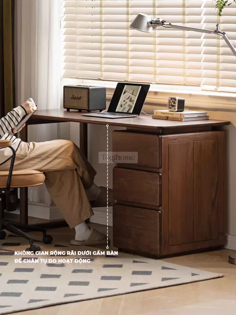 Bàn Làm Việc Bàn Học Gỗ Tự Nhiên Togismart BTG 069 – Thiết kế hiện đại, tối giản, sử dụng gỗ tự nhiên bền bỉ, đường nét thanh thoát. Phù hợp làm bàn học, bàn làm việc tại nhà hay văn phòng. Mang đến không gian làm việc thoải mái, tinh tế và hài hòa với nội thất