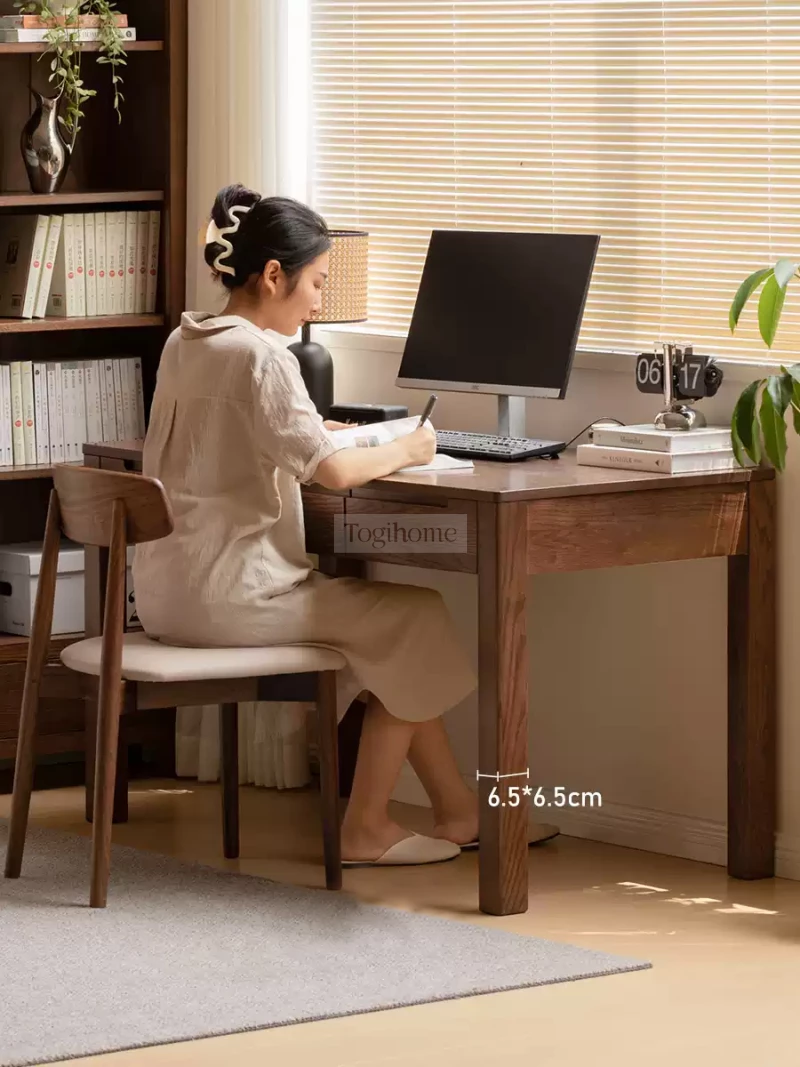 Bàn Làm Việc Bàn Học Gỗ Tự Nhiên Togismart BTG 071 – Thiết kế thanh lịch, chất liệu gỗ tự nhiên bền đẹp, thân thiện với môi trường. Phù hợp cho học sinh, sinh viên và người đi làm. Kiểu dáng hiện đại, dễ kết hợp nội thất, mang lại không gian học tập và làm việc tiện nghi.