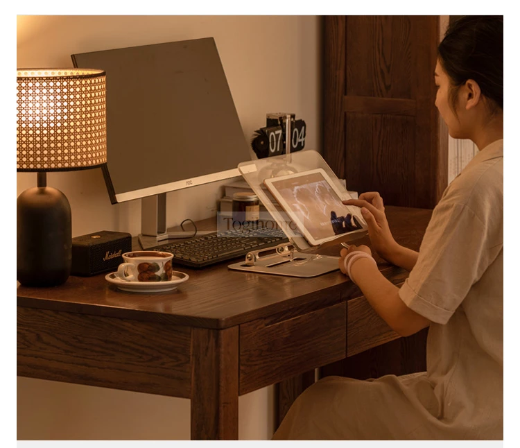 Bàn Làm Việc Bàn Học Gỗ Tự Nhiên Togismart BTG 071 – Thiết kế thanh lịch, chất liệu gỗ tự nhiên bền đẹp, thân thiện với môi trường. Phù hợp cho học sinh, sinh viên và người đi làm. Kiểu dáng hiện đại, dễ kết hợp nội thất, mang lại không gian học tập và làm việc tiện nghi.