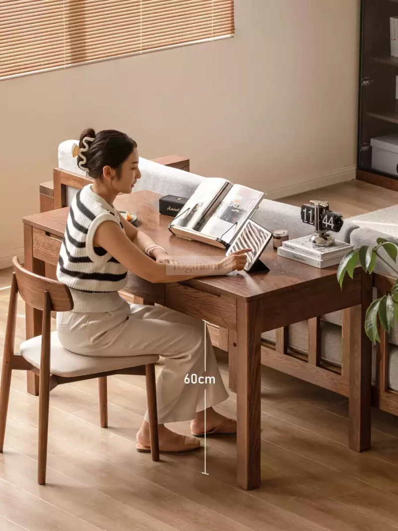 Bàn Làm Việc Bàn Học Gỗ Tự Nhiên Togismart BTG 071 – Thiết kế thanh lịch, chất liệu gỗ tự nhiên bền đẹp, thân thiện với môi trường. Phù hợp cho học sinh, sinh viên và người đi làm. Kiểu dáng hiện đại, dễ kết hợp nội thất, mang lại không gian học tập và làm việc tiện nghi.