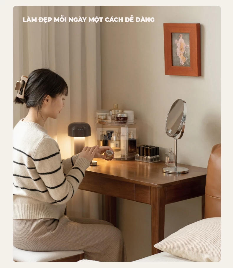 Bàn Làm Việc Gỗ Tự Nhiên Togismart BTG 062 – Thiết kế tối giản, tinh tế với chất liệu gỗ tự nhiên bền chắc. Mặt bàn rộng rãi, màu sắc ấm áp, dễ dàng kết hợp với nhiều không gian làm việc hiện đại. Phù hợp cho cả học tập, làm việc tại nhà hay văn phòng
