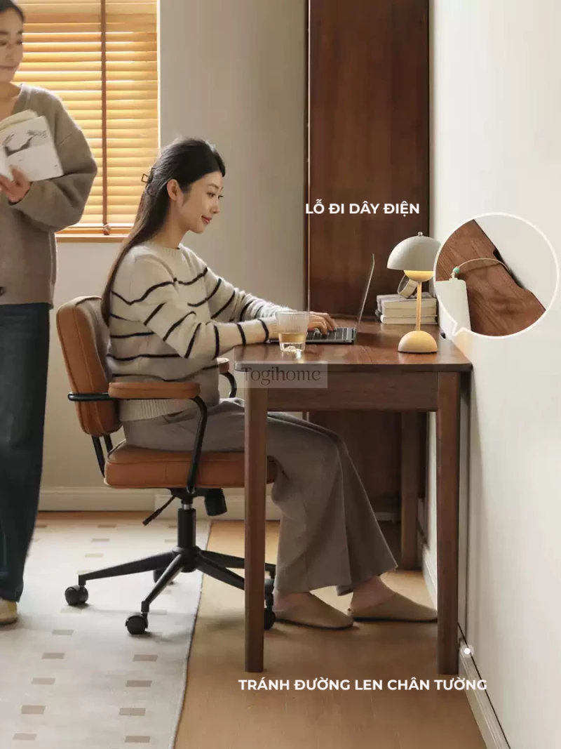 Bàn Làm Việc Gỗ Tự Nhiên Togismart BTG 062 – Thiết kế tối giản, tinh tế với chất liệu gỗ tự nhiên bền chắc. Mặt bàn rộng rãi, màu sắc ấm áp, dễ dàng kết hợp với nhiều không gian làm việc hiện đại. Phù hợp cho cả học tập, làm việc tại nhà hay văn phòng