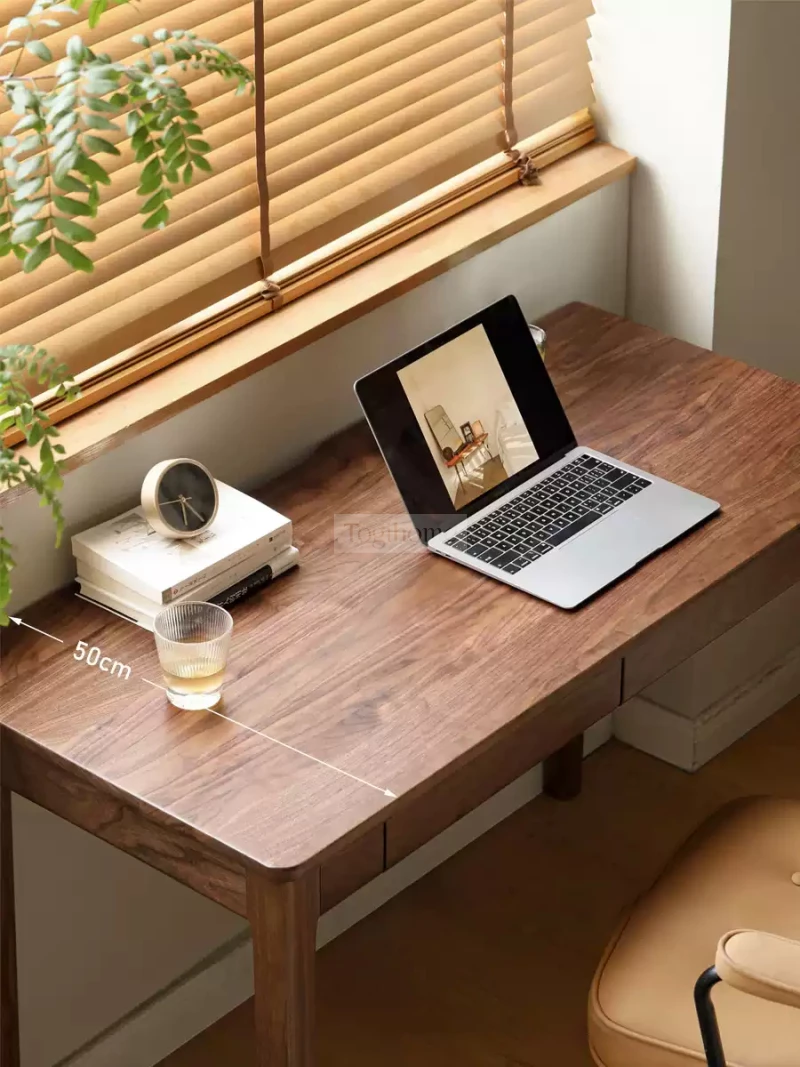 Bàn Làm Việc Gỗ Tự Nhiên Togismart BTG 062 – Thiết kế tối giản, tinh tế với chất liệu gỗ tự nhiên bền chắc. Mặt bàn rộng rãi, màu sắc ấm áp, dễ dàng kết hợp với nhiều không gian làm việc hiện đại. Phù hợp cho cả học tập, làm việc tại nhà hay văn phòng