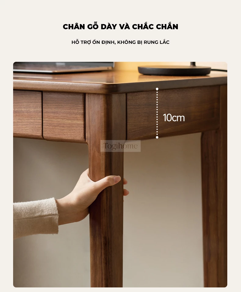Bàn Làm Việc Gỗ Tự Nhiên Togismart BTG 062 – Thiết kế tối giản, tinh tế với chất liệu gỗ tự nhiên bền chắc. Mặt bàn rộng rãi, màu sắc ấm áp, dễ dàng kết hợp với nhiều không gian làm việc hiện đại. Phù hợp cho cả học tập, làm việc tại nhà hay văn phòng