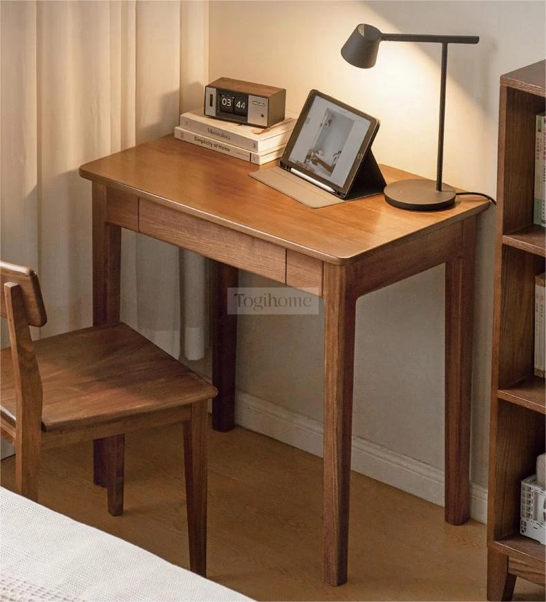Bàn Làm Việc Gỗ Tự Nhiên Togismart BTG 062 – Thiết kế tối giản, tinh tế với chất liệu gỗ tự nhiên bền chắc. Mặt bàn rộng rãi, màu sắc ấm áp, dễ dàng kết hợp với nhiều không gian làm việc hiện đại. Phù hợp cho cả học tập, làm việc tại nhà hay văn phòng
