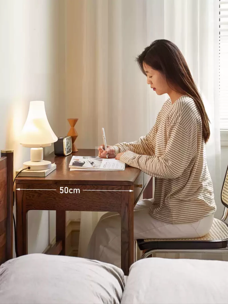 Bàn Làm Việc Gỗ Tự Nhiên Togismart BTG 063 – Thiết kế hiện đại kết hợp chất liệu gỗ tự nhiên cao cấp, mang lại sự chắc chắn và thẩm mỹ cho không gian. Bề mặt rộng rãi, tối ưu cho công việc và học tập. Phù hợp với phong cách nội thất tối giản, sang trọng.