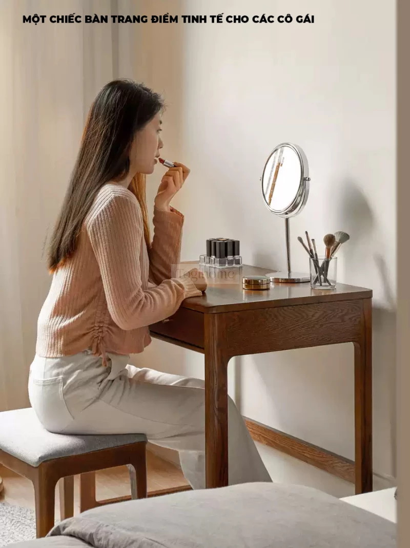 Bàn Làm Việc Gỗ Tự Nhiên Togismart BTG 063 – Thiết kế hiện đại kết hợp chất liệu gỗ tự nhiên cao cấp, mang lại sự chắc chắn và thẩm mỹ cho không gian. Bề mặt rộng rãi, tối ưu cho công việc và học tập. Phù hợp với phong cách nội thất tối giản, sang trọng.