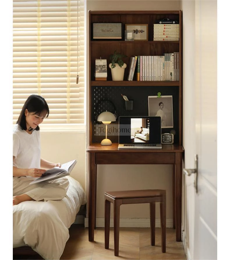 Bàn Làm Việc Gỗ Tự Nhiên Togismart BTG 065 – Mẫu bàn thiết kế hiện đại, tối giản, sử dụng gỗ tự nhiên chắc chắn và bền đẹp. Phù hợp cho không gian làm việc tại nhà hoặc văn phòng, mang lại cảm giác ấm cúng và tập trung khi sử dụng