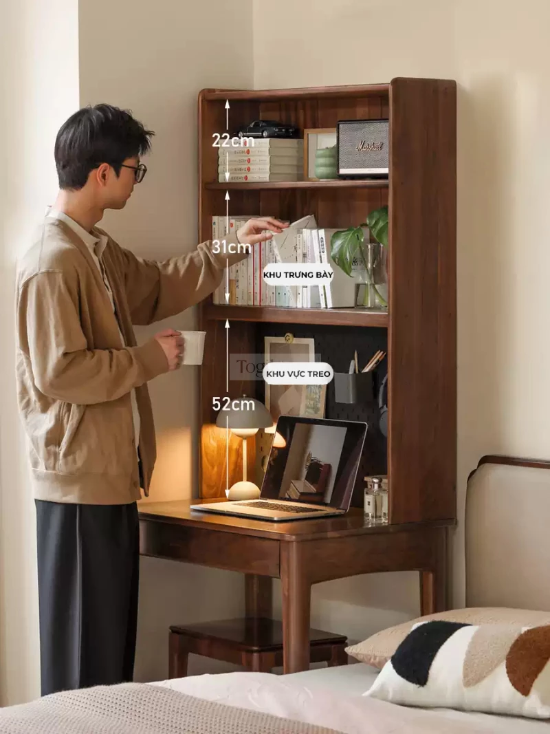 Bàn Làm Việc Gỗ Tự Nhiên Togismart BTG 065 – Mẫu bàn thiết kế hiện đại, tối giản, sử dụng gỗ tự nhiên chắc chắn và bền đẹp. Phù hợp cho không gian làm việc tại nhà hoặc văn phòng, mang lại cảm giác ấm cúng và tập trung khi sử dụng
