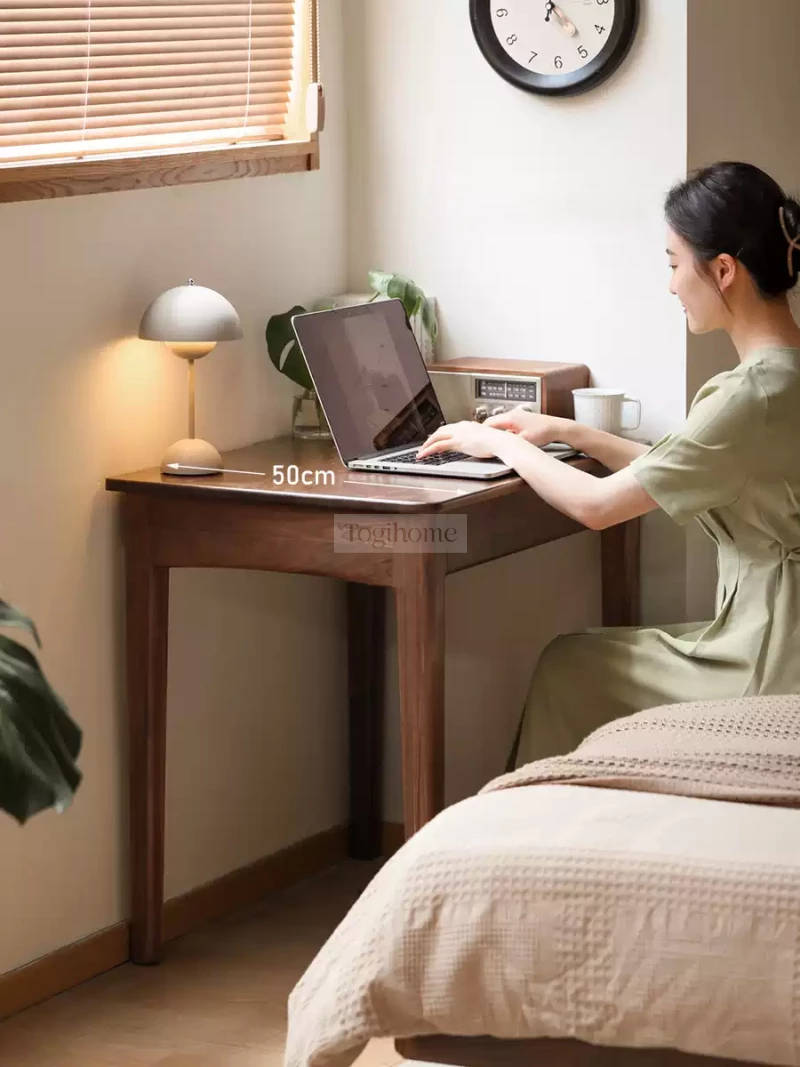 Bàn Làm Việc Gỗ Tự Nhiên Togismart BTG 065 – Mẫu bàn thiết kế hiện đại, tối giản, sử dụng gỗ tự nhiên chắc chắn và bền đẹp. Phù hợp cho không gian làm việc tại nhà hoặc văn phòng, mang lại cảm giác ấm cúng và tập trung khi sử dụng