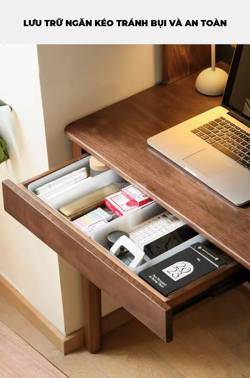 Bàn Làm Việc Gỗ Tự Nhiên Togismart BTG 065 – Mẫu bàn thiết kế hiện đại, tối giản, sử dụng gỗ tự nhiên chắc chắn và bền đẹp. Phù hợp cho không gian làm việc tại nhà hoặc văn phòng, mang lại cảm giác ấm cúng và tập trung khi sử dụng