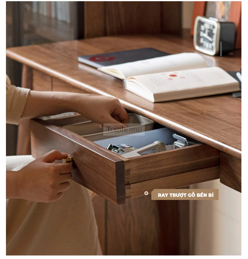 Bàn Làm Việc Gỗ Tự Nhiên Togismart BTG 066 – Thiết kế thanh lịch với chất liệu gỗ tự nhiên cao cấp, đường nét tinh giản, phù hợp cho không gian hiện đại. Mặt bàn rộng rãi, tiện lợi cho làm việc, học tập, mang lại cảm hứng và hiệu quả trong từng giờ làm việc.