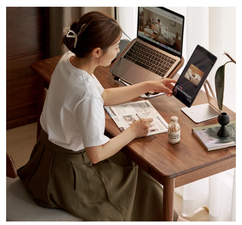 Bàn Làm Việc Gỗ Tự Nhiên Togismart BTG 066 – Thiết kế thanh lịch với chất liệu gỗ tự nhiên cao cấp, đường nét tinh giản, phù hợp cho không gian hiện đại. Mặt bàn rộng rãi, tiện lợi cho làm việc, học tập, mang lại cảm hứng và hiệu quả trong từng giờ làm việc.