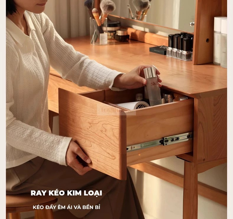 Bàn trang điểm gỗ tự nhiên cao cấp Togismart TDM221 thiết kế tinh tế, bền đẹp với chất liệu gỗ cao su tự nhiên. Kiểu dáng hiện đại, phù hợp mọi không gian phòng ngủ. Sản phẩm giúp không gian gọn gàng, sang trọng và tiện lợi cho việc làm đẹp hằng ngày.