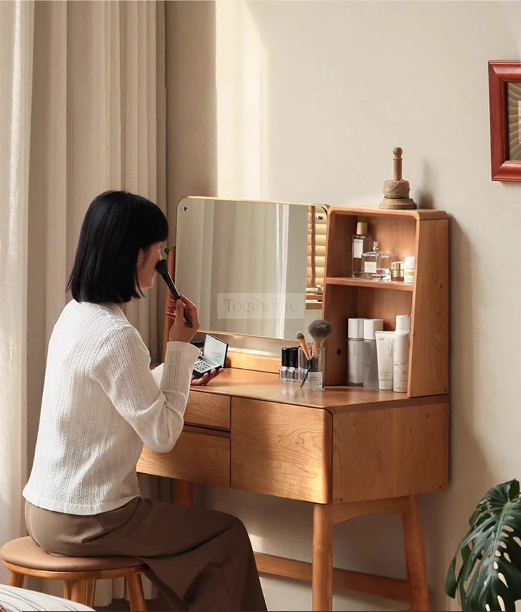 Bàn trang điểm gỗ tự nhiên cao cấp Togismart TDM221 thiết kế tinh tế, bền đẹp với chất liệu gỗ cao su tự nhiên. Kiểu dáng hiện đại, phù hợp mọi không gian phòng ngủ. Sản phẩm giúp không gian gọn gàng, sang trọng và tiện lợi cho việc làm đẹp hằng ngày.