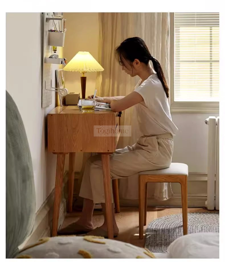 Bàn Trang Điểm Gỗ Tự Nhiên Phong Cách Hiện Đại Togismart TDM153 mang thiết kế tinh tế, sang trọng, phù hợp phòng ngủ trẻ trung. Chất liệu gỗ tự nhiên bền chắc, chống cong vênh, kết hợp gương và ngăn kéo tiện dụng, giúp sắp xếp gọn gàng và tạo điểm nhấn đẳng cấp cho không gian.