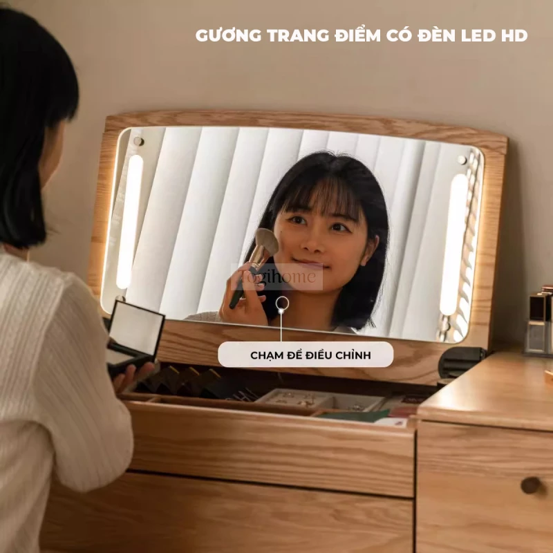 Bàn Trang Điểm Gỗ Tự Nhiên Phong Cách Hiện Đại Togismart TDM153 mang thiết kế tinh tế, sang trọng, phù hợp phòng ngủ trẻ trung. Chất liệu gỗ tự nhiên bền chắc, chống cong vênh, kết hợp gương và ngăn kéo tiện dụng, giúp sắp xếp gọn gàng và tạo điểm nhấn đẳng cấp cho không gian.