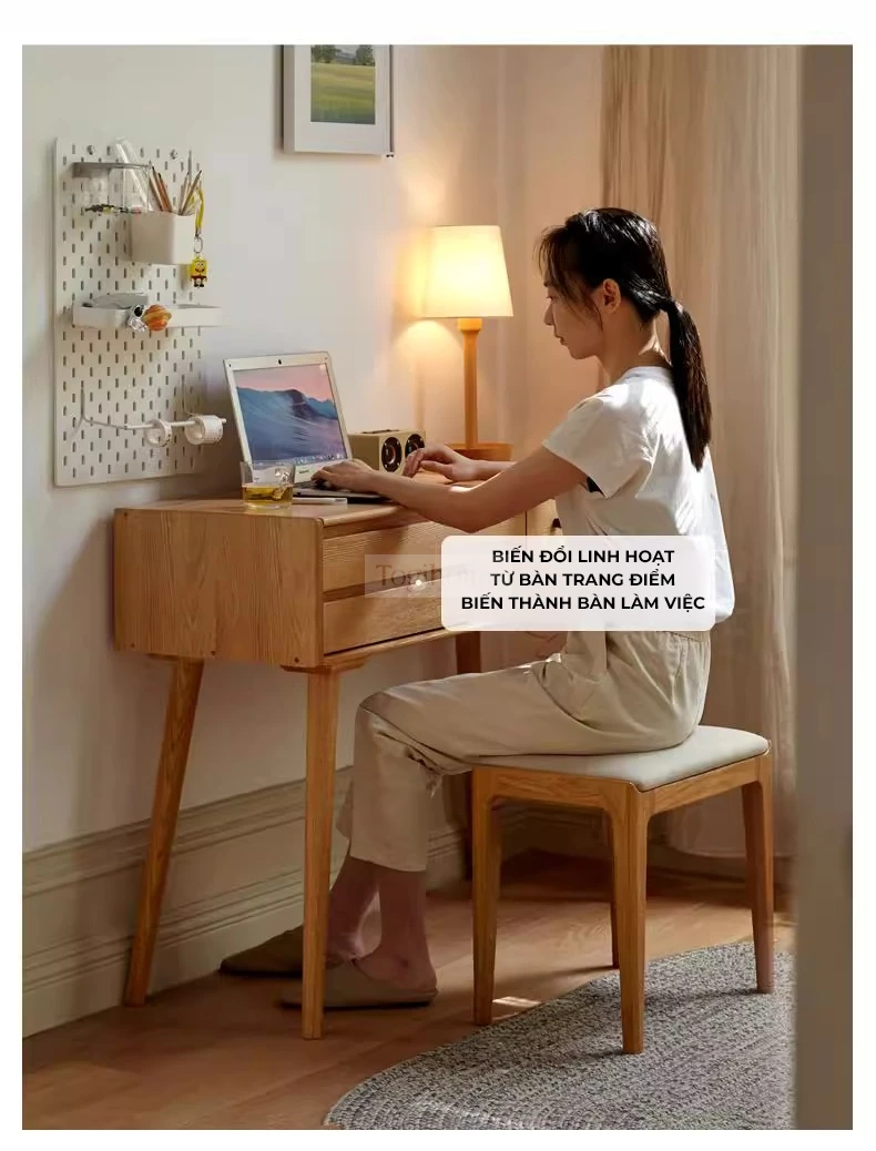 Bàn Trang Điểm Gỗ Tự Nhiên Phong Cách Hiện Đại Togismart TDM153 mang thiết kế tinh tế, sang trọng, phù hợp phòng ngủ trẻ trung. Chất liệu gỗ tự nhiên bền chắc, chống cong vênh, kết hợp gương và ngăn kéo tiện dụng, giúp sắp xếp gọn gàng và tạo điểm nhấn đẳng cấp cho không gian.