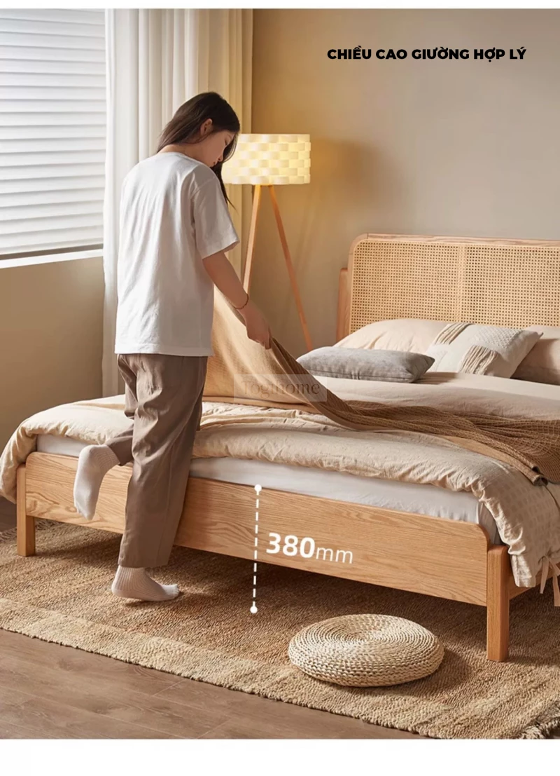 Giường ngủ Togismart GM74 kết hợp giữa gỗ tự nhiên chắc chắn và chi tiết mây đan thủ công tinh tế, mang đậm phong cách Đông Dương hiện đại. Thiết kế tối giản mà sang trọng, phù hợp với mọi không gian nội thất. GM74 không chỉ là sản phẩm nội thất mà còn là điểm nhấn nghệ thuật cho phòng ngủ của bạn.