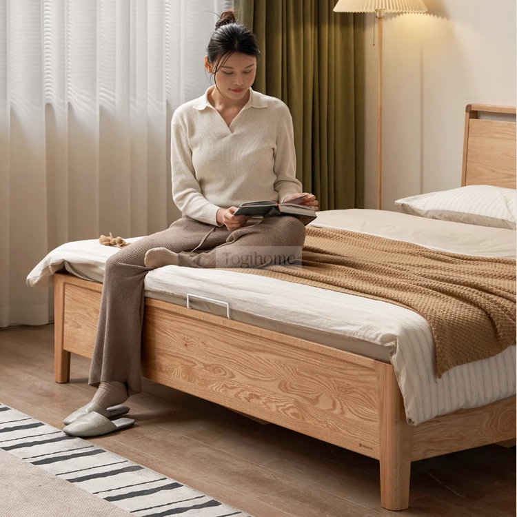 Giường Ngủ Gỗ Tự Nhiên Phong Cách Hiện Đại Togismart GM 082 kết hợp thiết kế tinh tế và chất liệu gỗ cao cấp, mang lại vẻ đẹp sang trọng, bền bỉ. Kiểu dáng tối giản phù hợp với nhiều phong cách nội thất, giúp không gian phòng ngủ thêm ấm cúng và hiện đại.