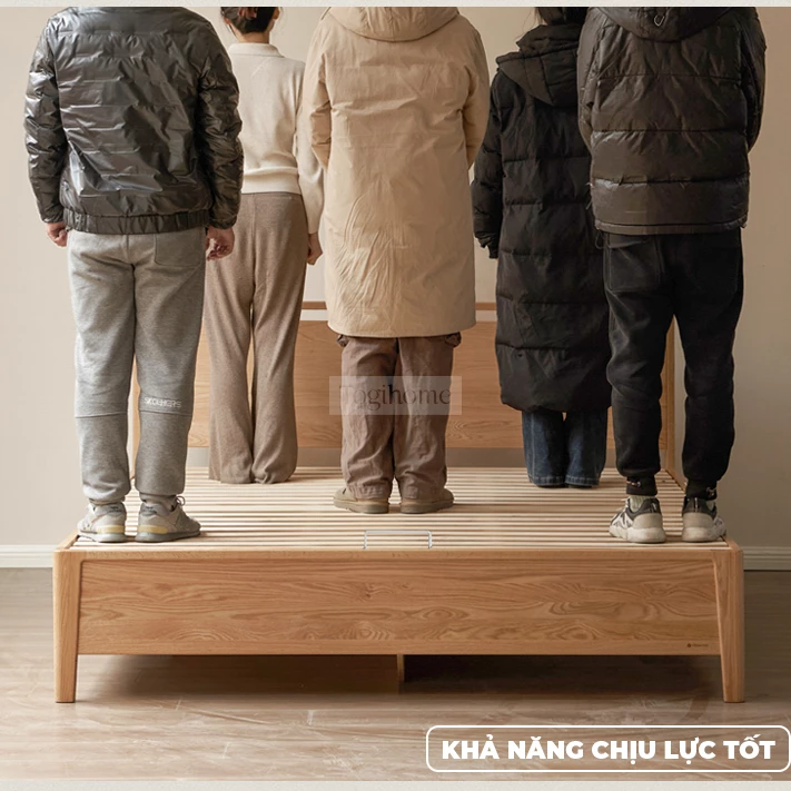 Giường Ngủ Gỗ Tự Nhiên Phong Cách Hiện Đại Togismart GM 082 kết hợp thiết kế tinh tế và chất liệu gỗ cao cấp, mang lại vẻ đẹp sang trọng, bền bỉ. Kiểu dáng tối giản phù hợp với nhiều phong cách nội thất, giúp không gian phòng ngủ thêm ấm cúng và hiện đại.