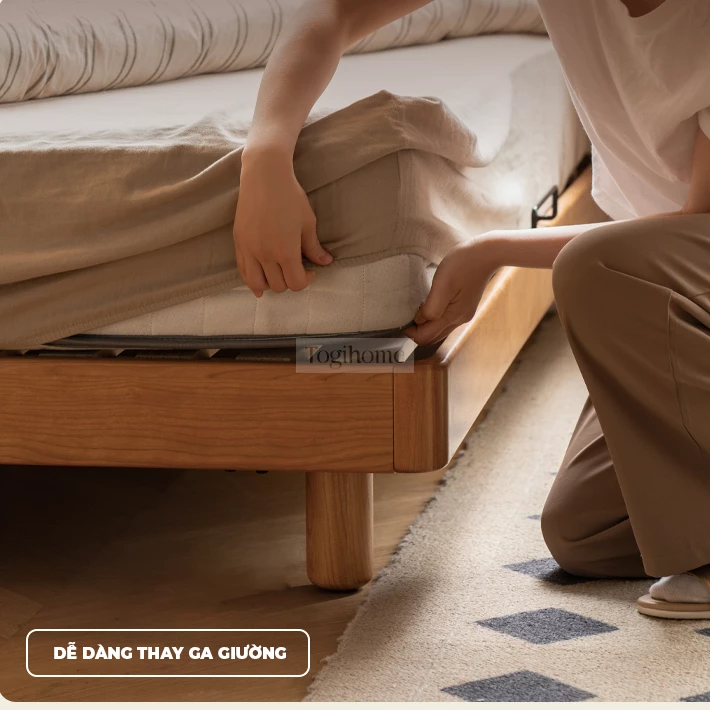 Giường Ngủ Gỗ Tự Nhiên Đệm Da Phong Cách Hiện Đại Togismart GM 083 sở hữu thiết kế sang trọng, đầu giường bọc da tinh tế kết hợp khung gỗ tự nhiên chắc chắn. Phù hợp với không gian nội thất hiện đại, mang lại sự tiện nghi và đẳng cấp cho phòng ngủ của bạn.