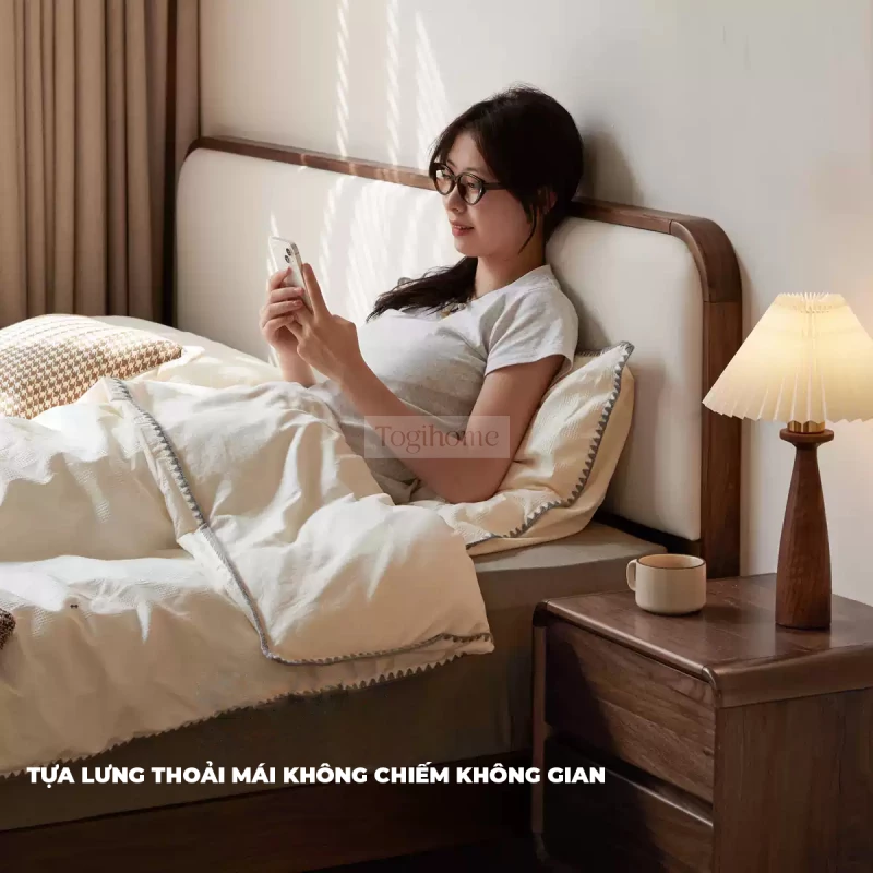 Giường Ngủ Phong Cách Hiện Đại Đệm Da Đầu Giường Togismart GM 079 mang phong cách hiện đại, thiết kế tinh tế với đầu giường bọc đệm da cao cấp, khung gỗ tự nhiên chắc chắn. Mẫu giường phù hợp với nhiều không gian nội thất, mang lại sự sang trọng và thoải mái tối ưu cho phòng ngủ gia đình.