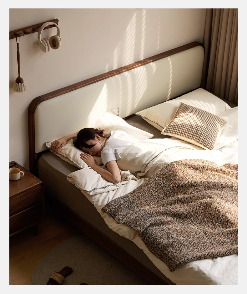 Giường Ngủ Phong Cách Hiện Đại Đệm Da Đầu Giường Togismart GM 079 mang phong cách hiện đại, thiết kế tinh tế với đầu giường bọc đệm da cao cấp, khung gỗ tự nhiên chắc chắn. Mẫu giường phù hợp với nhiều không gian nội thất, mang lại sự sang trọng và thoải mái tối ưu cho phòng ngủ gia đình.