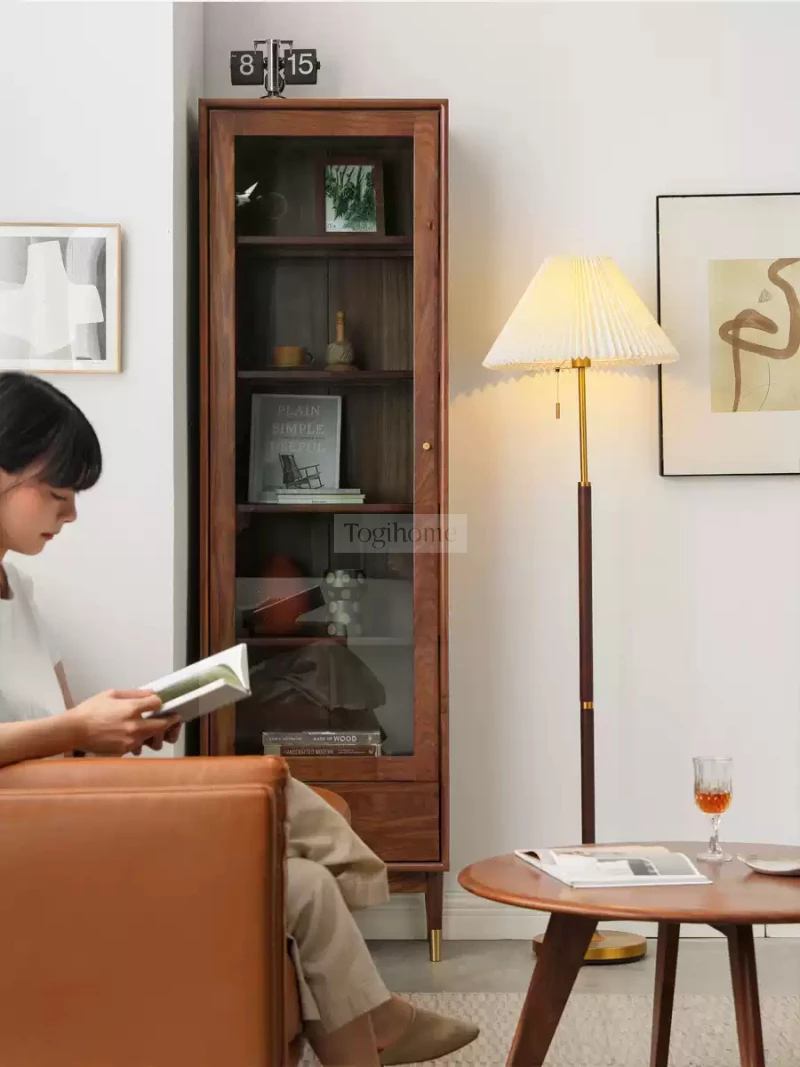 Kệ S&aacute;ch Gỗ Tự Nhi&ecirc;n Togismart BTG 084 &ndash; Kiểu d&aacute;ng tối giản, hiện đại, l&agrave;m từ gỗ tự nhi&ecirc;n cao cấp. Kệ ph&ugrave; hợp lưu trữ s&aacute;ch vở, đồ trang tr&iacute;, tăng t&iacute;nh thẩm mỹ cho ph&ograve;ng kh&aacute;ch, ph&ograve;ng l&agrave;m việc, ph&ograve;ng ngủ. Độ bền cao, dễ d&agrave;ng phối hợp với nhiều phong c&aacute;ch nội thất.