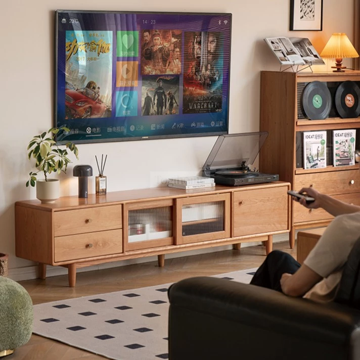 Kệ Tivi Gỗ Tự Nhiên Kết Hợp Kính Sóng Cao Cấp Togismart KTV 129 – Thiết kế hiện đại kết hợp kính sóng tinh tế, chất liệu gỗ tự nhiên bền bỉ, sang trọng. Phù hợp với mọi không gian phòng khách, mang đến vẻ đẹp thẩm mỹ, tiện nghi và phong cách sống đẳng cấp.