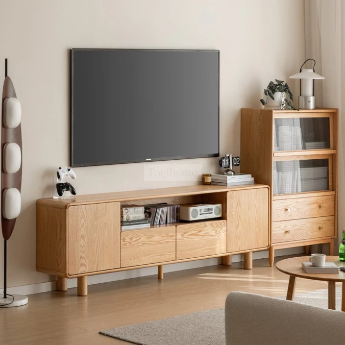 Kệ Tivi Gỗ Tự Nhiên Togismart KTV 131 sở hữu thiết kế hiện đại, đường nét tối giản, tông màu gỗ ấm áp. Chất liệu gỗ tự nhiên cao cấp giúp sản phẩm bền chắc, thẩm mỹ. Phù hợp với nhiều phong cách nội thất, mang đến không gian phòng khách sang trọng, tiện nghi và tinh tế