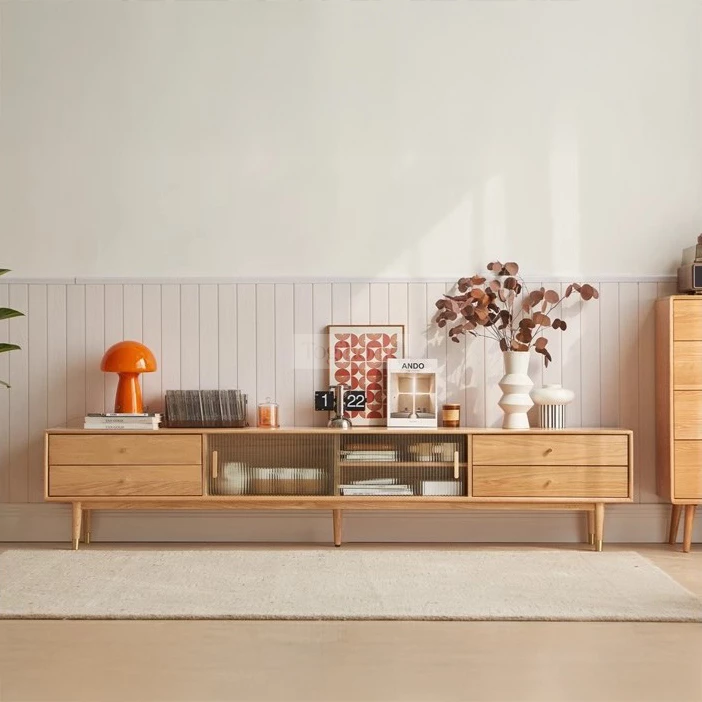 Kệ Tivi Gỗ Tự Nhiên Vân Gỗ Sáng Kính Sọc Đa Năng Togismart KTV 116 sở hữu vân gỗ sáng tự nhiên, kết hợp kính sọc hiện đại, tạo điểm nhấn sang trọng cho không gian sống. Thiết kế đa năng, nhiều ngăn chứa tiện lợi. Phù hợp phòng khách tối giản, tinh tế, dễ kết hợp nội thất khác.
