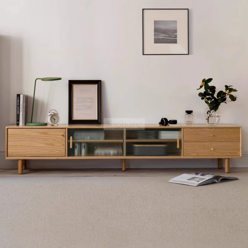 Kệ Tivi Gỗ Tự Nhiên Vân Gỗ Sáng Kính Sọc Đa Năng Togismart KTV 118 làm từ gỗ tự nhiên vân sáng, kết hợp kính sọc tạo điểm nhấn hiện đại. Thiết kế tối ưu công năng với ngăn kéo và kệ mở tiện dụng. Phù hợp phòng khách sang trọng, giúp lưu trữ gọn gàng và nâng tầm không gian sống.