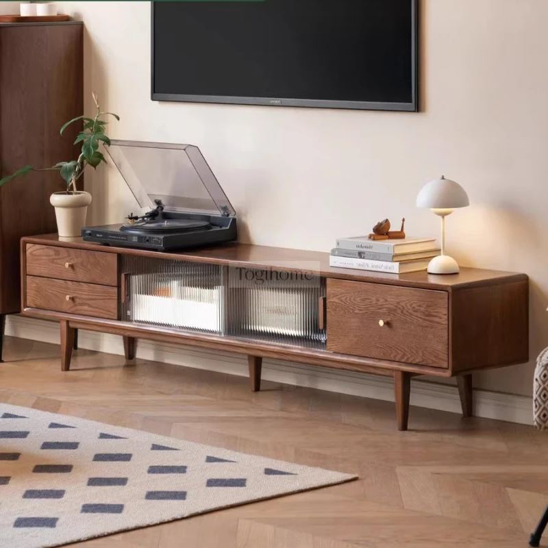 Kệ Tivi Gỗ Tự Nhiên Vân Gỗ Sáng Kính Sọc Đa Năng Togismart KTV 119 được chế tác từ gỗ tự nhiên vân sáng kết hợp kính sọc tinh tế. Thiết kế hiện đại, đa năng với ngăn kéo tiện lợi, giúp lưu trữ gọn gàng. Sản phẩm phù hợp với mọi không gian nội thất, tạo điểm nhấn sang trọng và đẳng cấp.