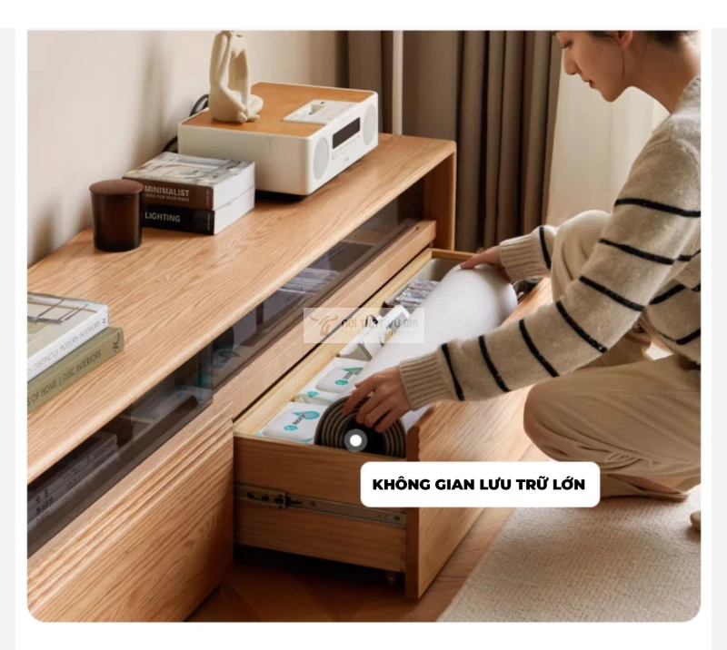 không gian lưu trữ rộng rãi của Kệ TV gỗ tự nhiên phong cách tối giản CBK8