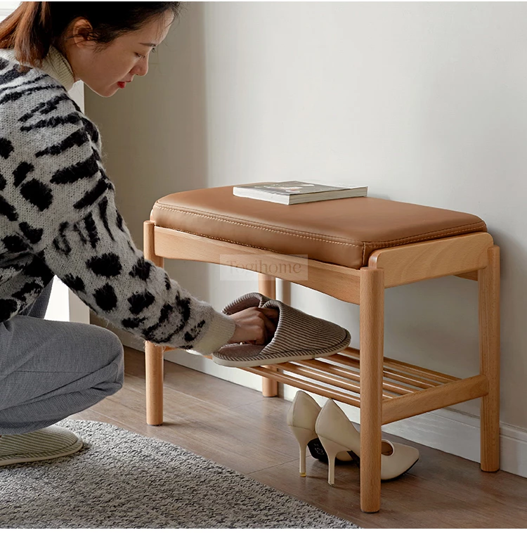 Ghế Thay Giày Đệm Da Cao Cấp Togismart KDG 110 thiết kế sang trọng, nhỏ gọn, phù hợp cho sảnh, phòng ngủ hay cửa ra vào. Khung gỗ chắc chắn kết hợp đệm da êm ái, bền đẹp, mang lại sự tiện nghi và điểm nhấn tinh tế cho không gian sống hiện đại.