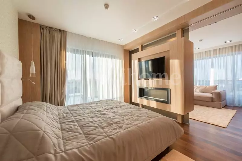 Phòng ngủ chung cư theo phong cách hiện đại sử dụng đồ nội thất thông minh sáng màu