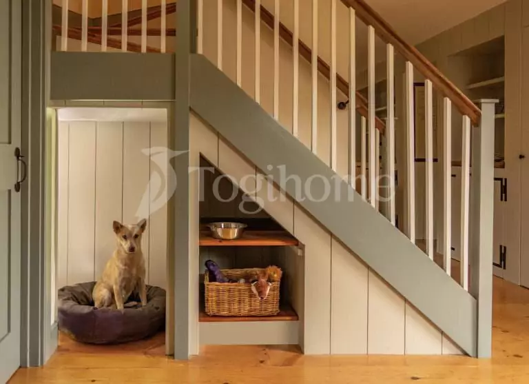 Trang trí gầm cầu thang thành chỗ ở cho thú cưng