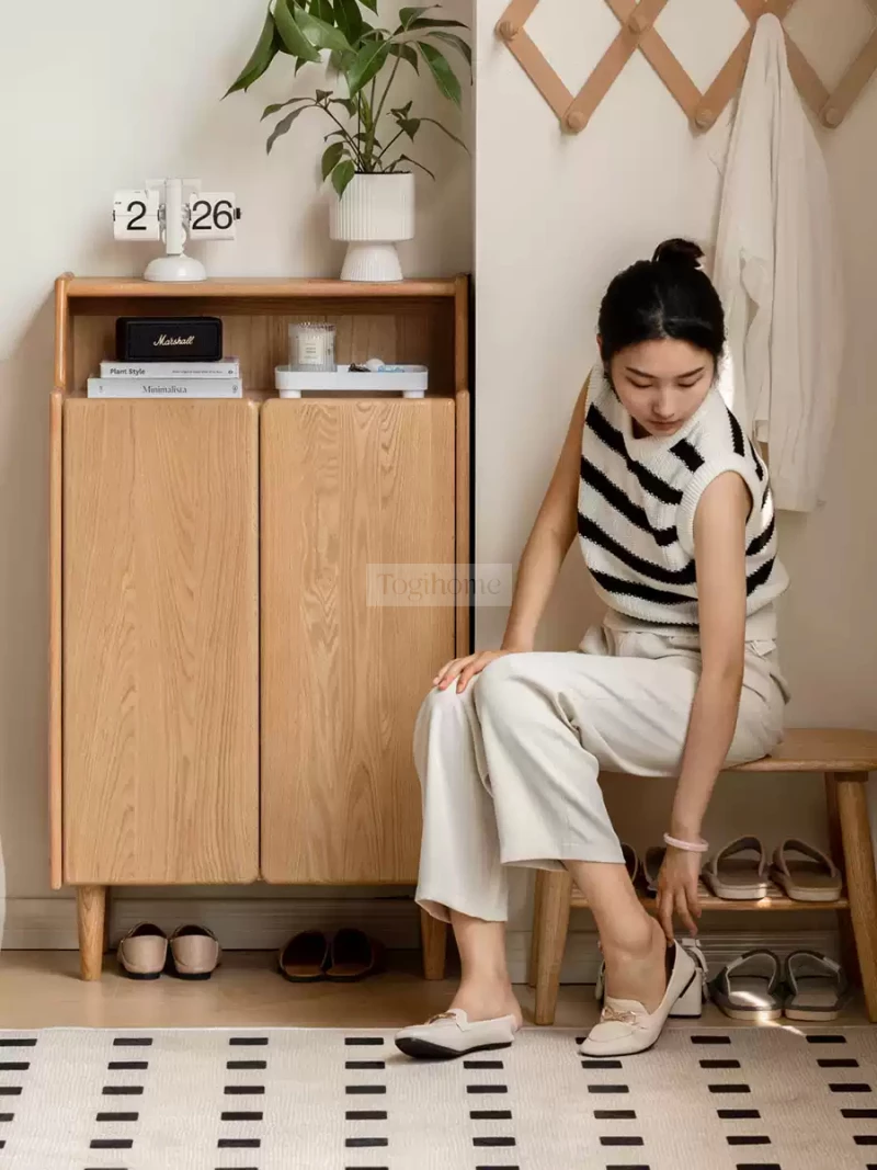 Tủ Để Giày Gỗ Tự Nhiên Đa Năng Hiện Đại Togismart TDG 111 thiết kế sang trọng, gọn gàng, phù hợp nhiều không gian. Chất liệu gỗ tự nhiên bền chắc, chống ẩm tốt, giúp bảo quản giày dép ngăn nắp, tiện lợi và tạo điểm nhấn tinh tế cho ngôi nhà.