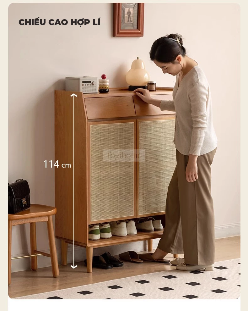 Tủ Kệ Để Giày Gỗ Tự Nhiên Phối Mây Hiện Đại Togismart TDG 116 sở hữu thiết kế tinh tế, thoáng khí và sang trọng. Kết hợp gỗ tự nhiên bền chắc cùng nan mây đan tỉ mỉ, sản phẩm vừa lưu trữ giày dép gọn gàng vừa tạo điểm nhấn ấm áp cho không gian sống hiện đại.