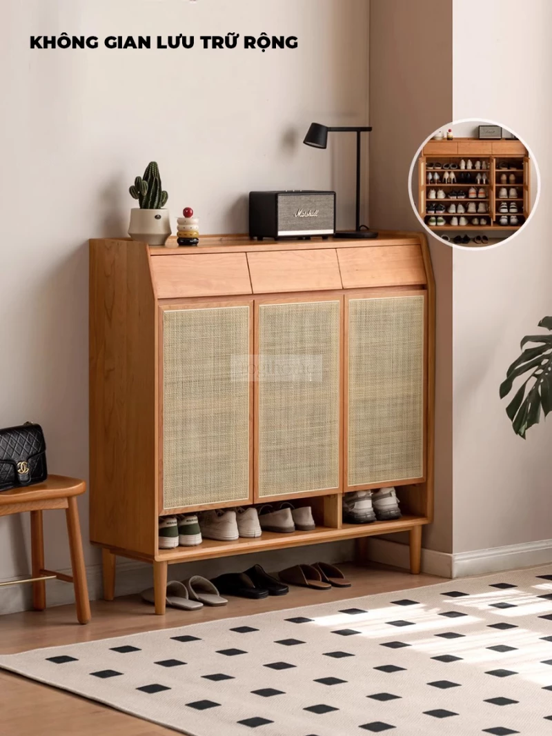 Tủ Kệ Để Giày Gỗ Tự Nhiên Phối Mây Hiện Đại Togismart TDG 116 sở hữu thiết kế tinh tế, thoáng khí và sang trọng. Kết hợp gỗ tự nhiên bền chắc cùng nan mây đan tỉ mỉ, sản phẩm vừa lưu trữ giày dép gọn gàng vừa tạo điểm nhấn ấm áp cho không gian sống hiện đại.