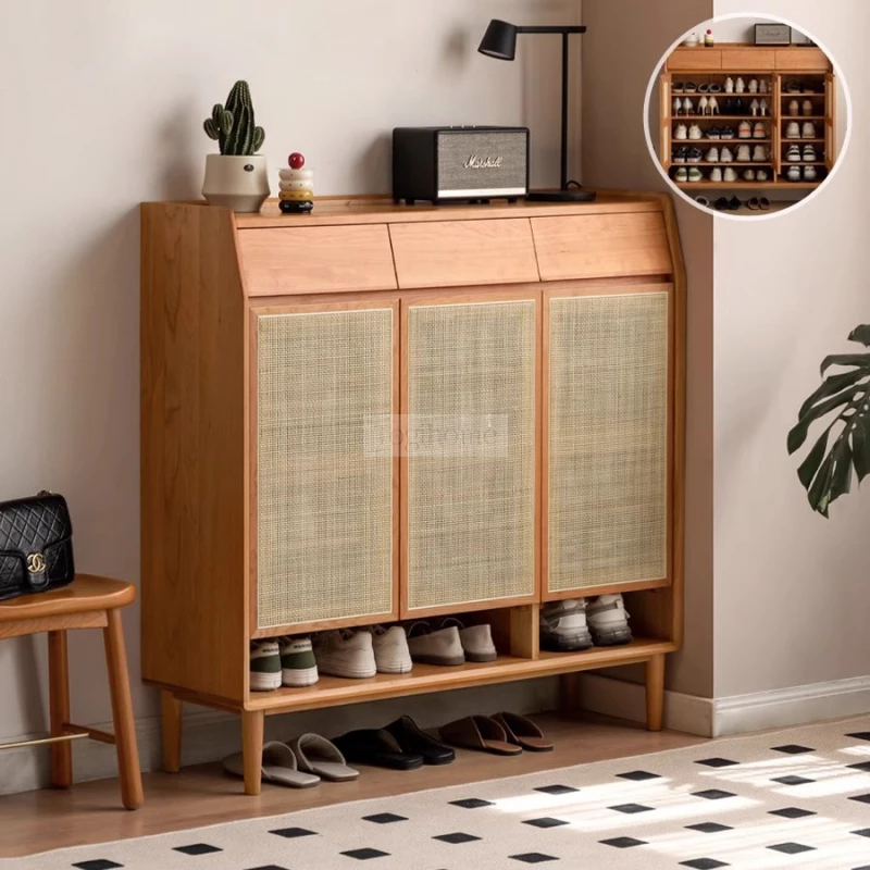 Tủ Kệ Để Giày Gỗ Tự Nhiên Phối Mây Hiện Đại Togismart TDG 116 sở hữu thiết kế tinh tế, thoáng khí và sang trọng. Kết hợp gỗ tự nhiên bền chắc cùng nan mây đan tỉ mỉ, sản phẩm vừa lưu trữ giày dép gọn gàng vừa tạo điểm nhấn ấm áp cho không gian sống hiện đại.