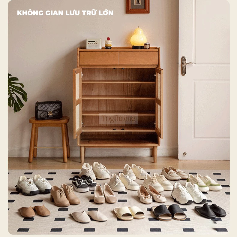 Tủ Kệ Để Giày Gỗ Tự Nhiên Phối Mây Hiện Đại Togismart TDG 116 sở hữu thiết kế tinh tế, thoáng khí và sang trọng. Kết hợp gỗ tự nhiên bền chắc cùng nan mây đan tỉ mỉ, sản phẩm vừa lưu trữ giày dép gọn gàng vừa tạo điểm nhấn ấm áp cho không gian sống hiện đại.