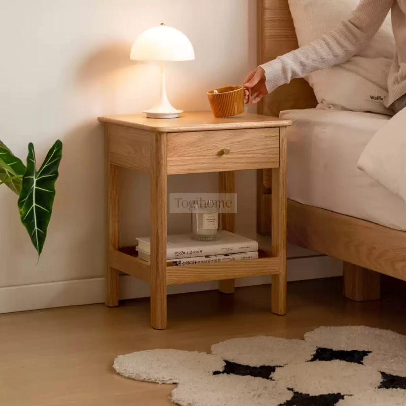 Tủ Kệ Tab Đầu Giường Gỗ Tự Nhiên Tối Giản Đa Năng Togismart TDG 230 với thiết kế tối giản, làm từ gỗ tự nhiên bền đẹp. Kiểu dáng hiện đại, dễ kết hợp với nhiều không gian. Ngăn kệ thông minh giúp lưu trữ gọn gàng, phù hợp làm tab đầu giường, kệ sách nhỏ hoặc tủ phụ tiện ích.